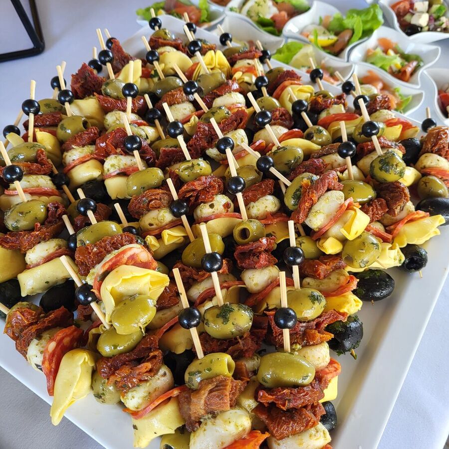 Spieße mit Oliven, Käse und getrockneten Tomaten