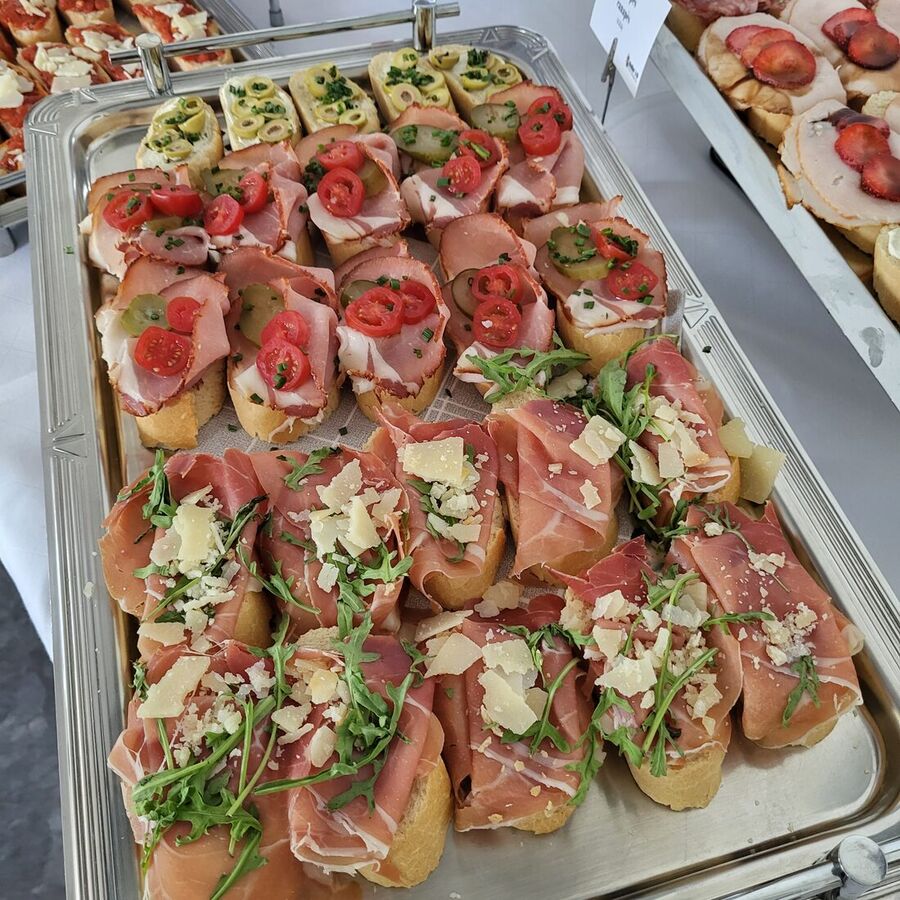 Canapés mit Parmaschinken, Rucola und Parmesan