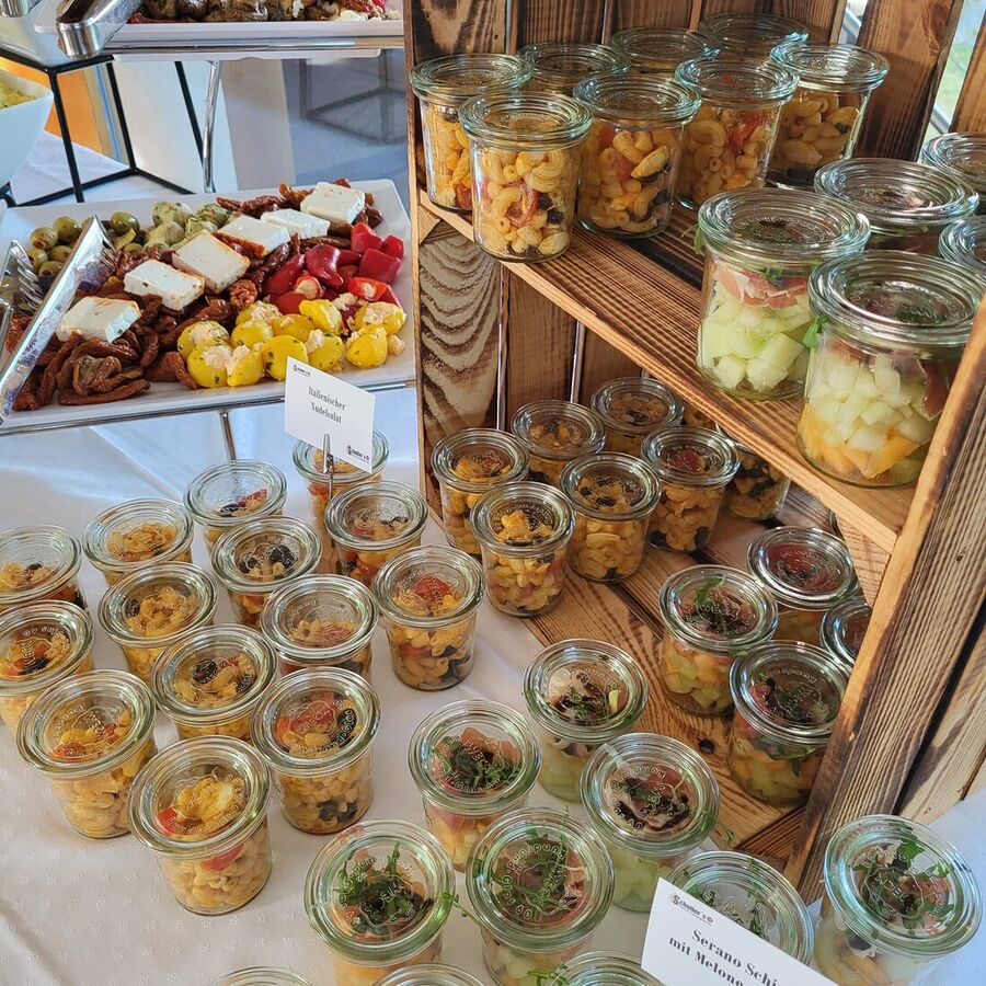 Buffet mit Vorspeisen und Desserts im Glas