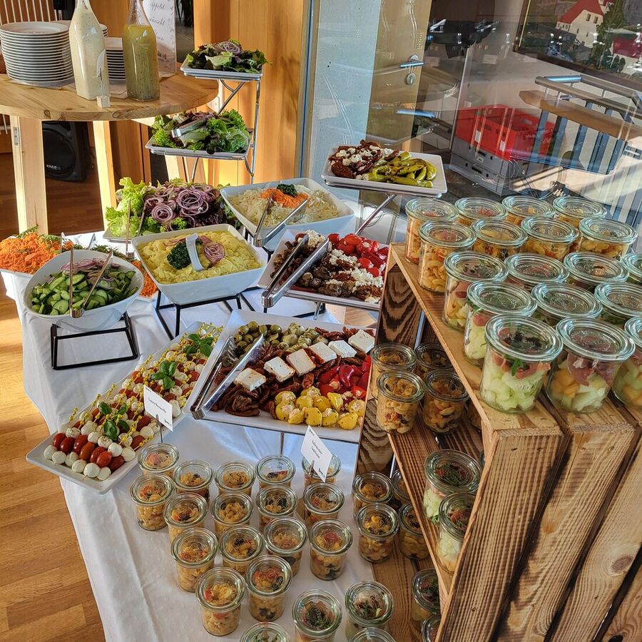 Aufgebautes Buffet mit Gläsern und Platten