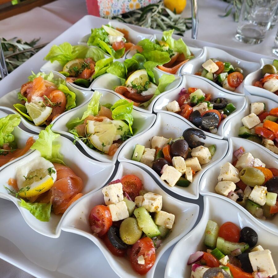 Griechischer Salat im Schälchen