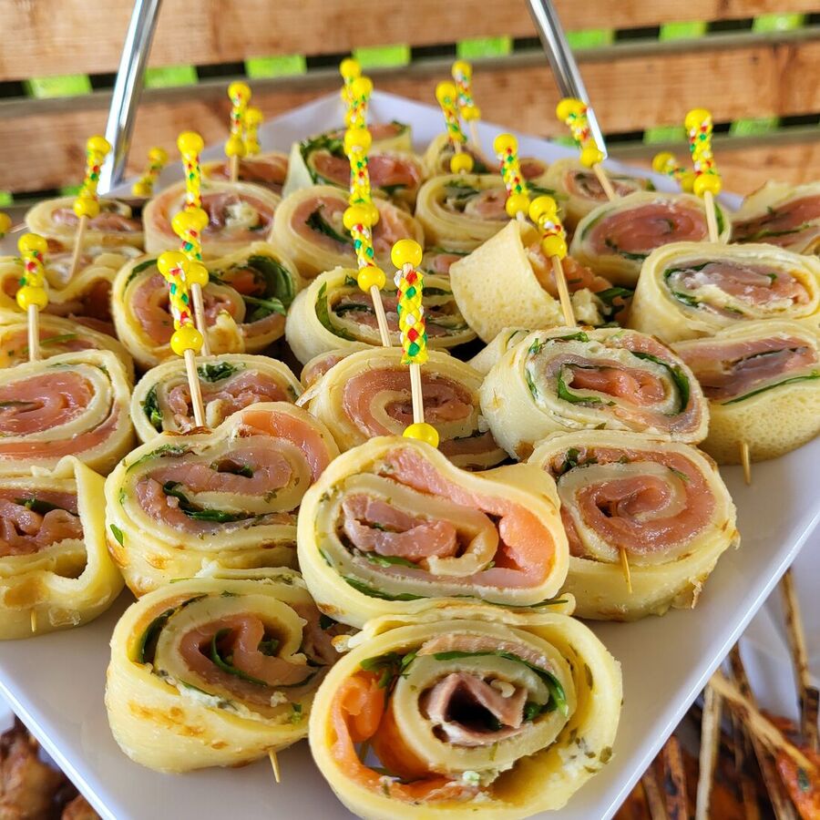Pfannkuchen-Lachs-Röllchen am Spieß