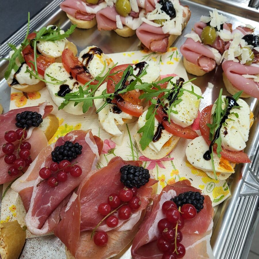 Canapés mit Schinken, Mozzarella und Beeren