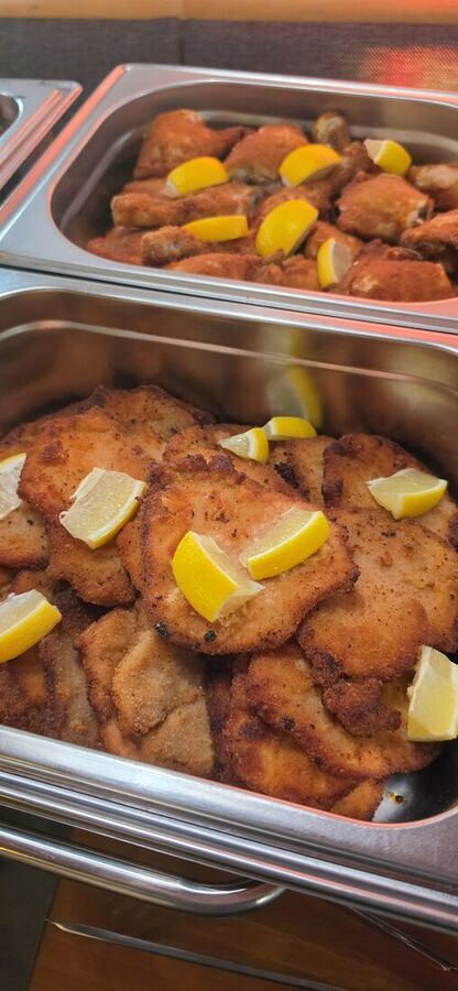 Panierte Schnitzel in der Warmhalteschale