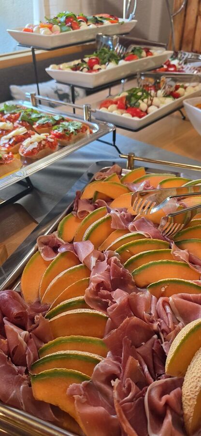 Melone mit Parmaschinken auf der Platte