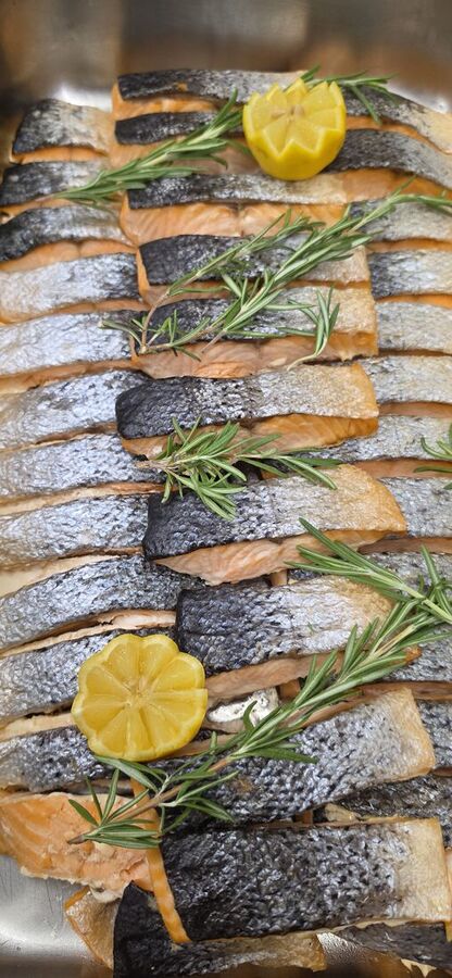 Platte mit Lachs und geräucherter Forelle