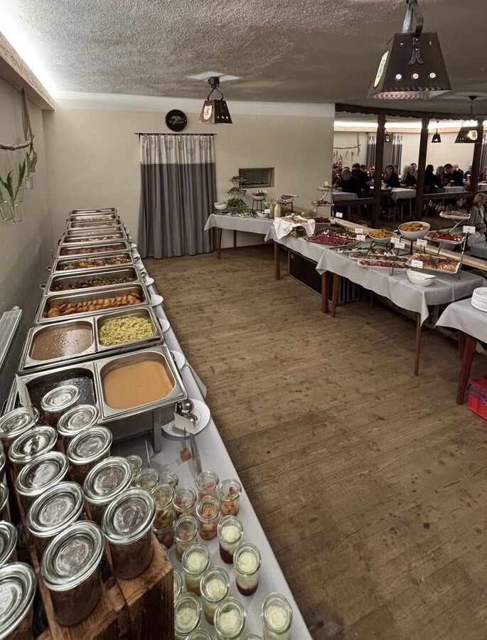 Buffet im Saal, bereit für die Gäste