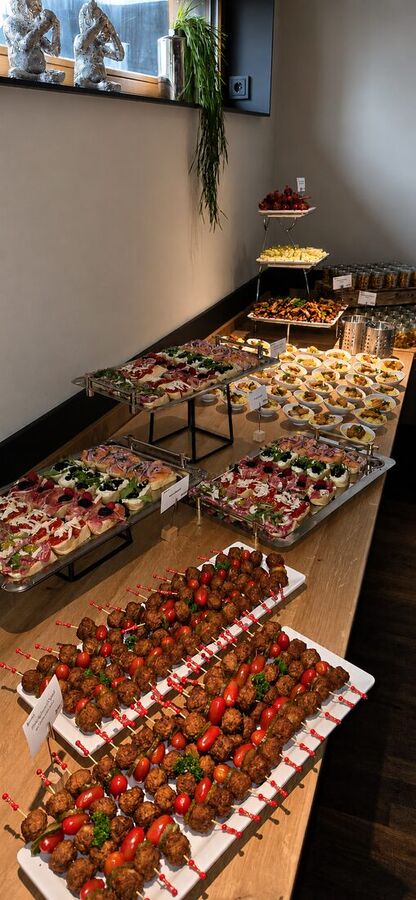 Buffetaufbau mit Spießen und Häppchen