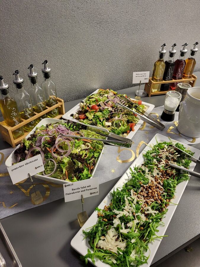 Salatplatten mit Dressings, Essig und Öl